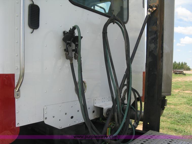 image for item K8728 2005 Freightliner Columbia semi truck