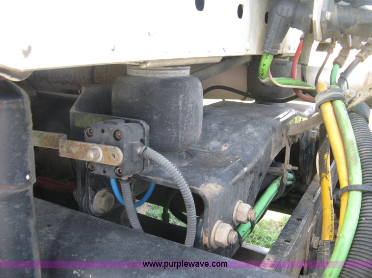 image for item K8728 2005 Freightliner Columbia semi truck