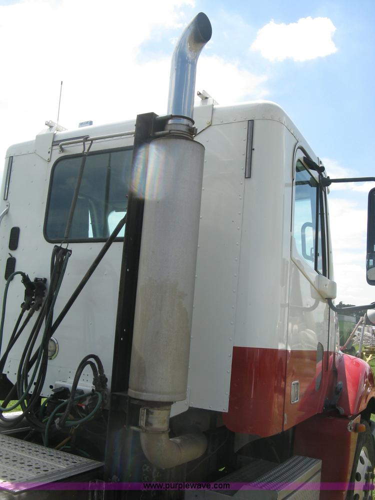 image for item K8728 2005 Freightliner Columbia semi truck
