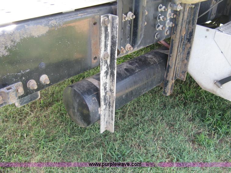 image for item K8728 2005 Freightliner Columbia semi truck