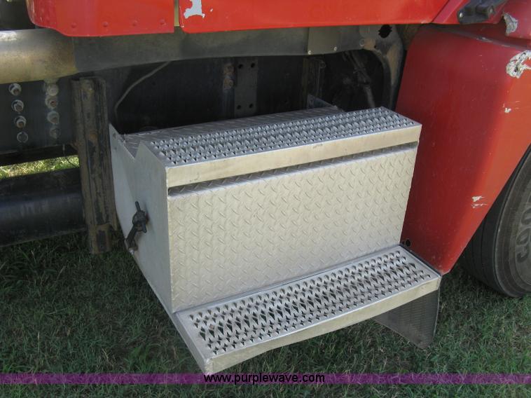 image for item K8728 2005 Freightliner Columbia semi truck