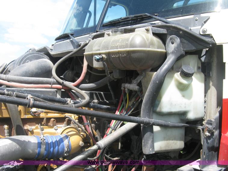 image for item K8728 2005 Freightliner Columbia semi truck