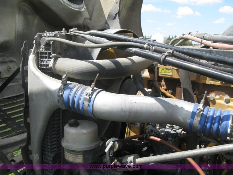 image for item K8728 2005 Freightliner Columbia semi truck