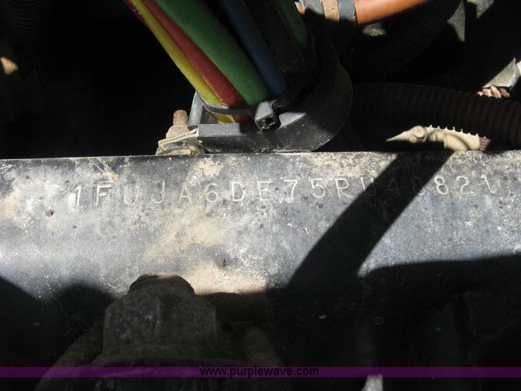 image for item K8728 2005 Freightliner Columbia semi truck