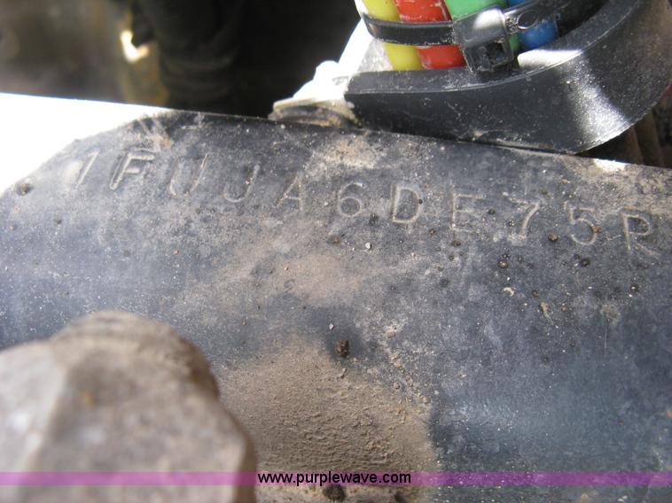 image for item K8728 2005 Freightliner Columbia semi truck