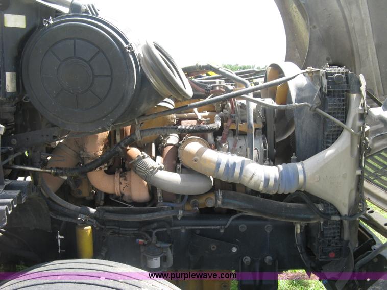 image for item K8728 2005 Freightliner Columbia semi truck