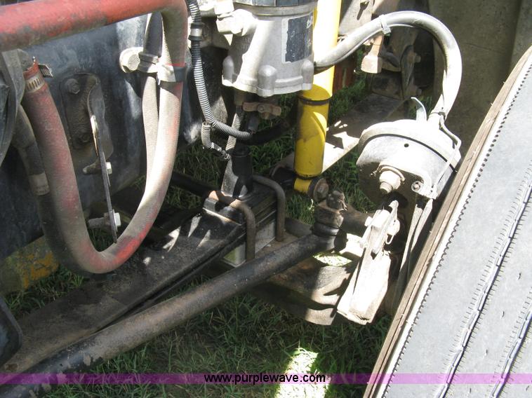 image for item K8728 2005 Freightliner Columbia semi truck