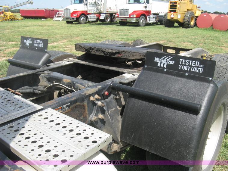 image for item K8728 2005 Freightliner Columbia semi truck