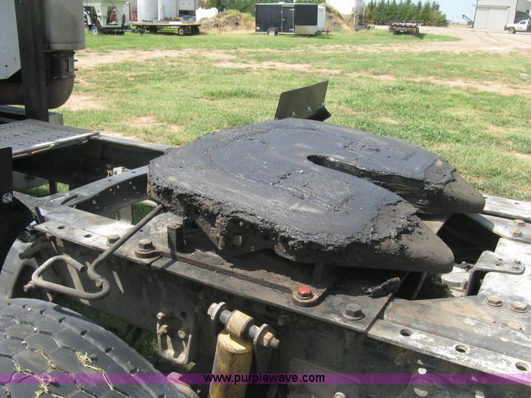 image for item K8728 2005 Freightliner Columbia semi truck