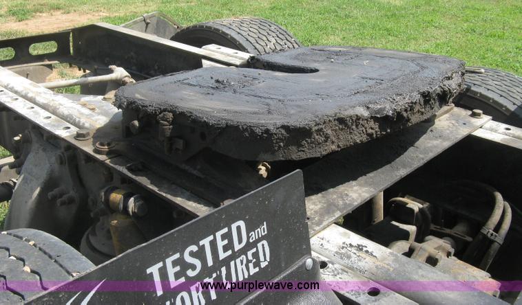 image for item K8728 2005 Freightliner Columbia semi truck