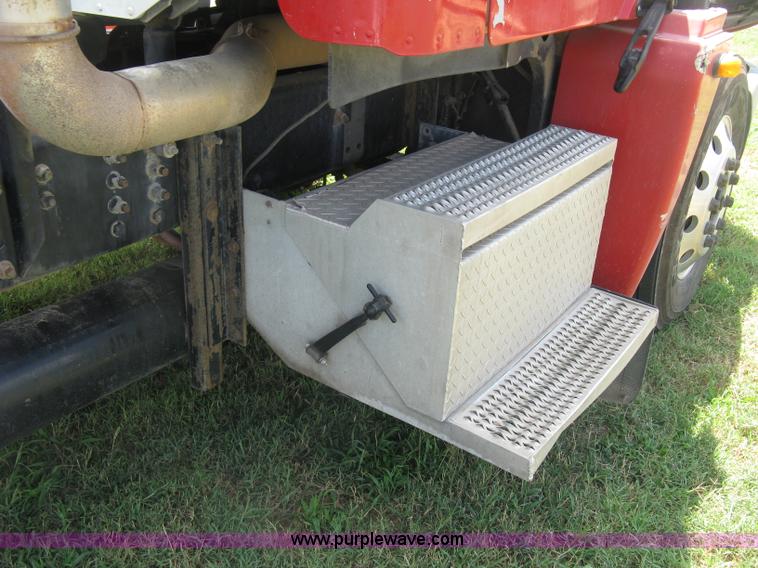 image for item K8728 2005 Freightliner Columbia semi truck