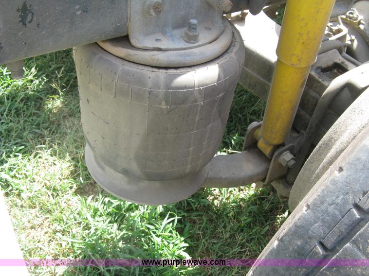 image for item K8728 2005 Freightliner Columbia semi truck