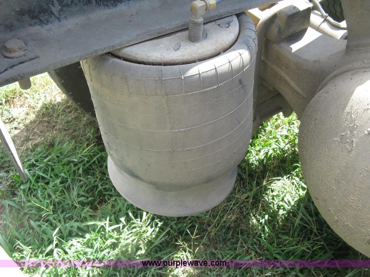 image for item K8728 2005 Freightliner Columbia semi truck