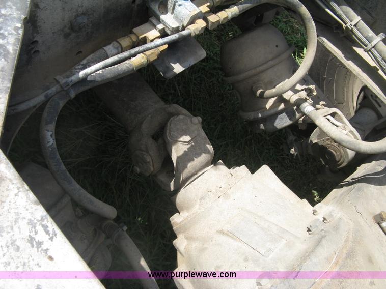 image for item K8728 2005 Freightliner Columbia semi truck