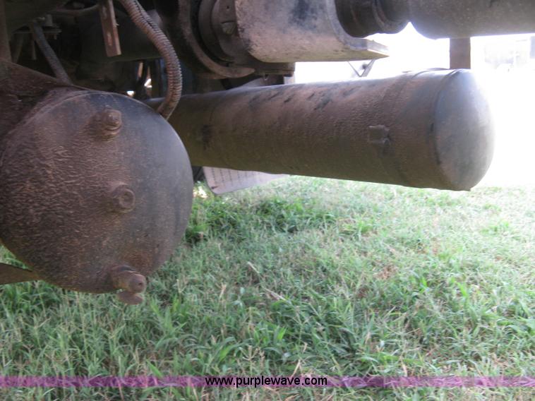 image for item K8728 2005 Freightliner Columbia semi truck