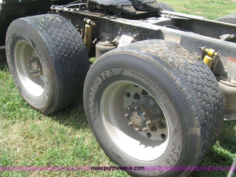 image for item K8728 2005 Freightliner Columbia semi truck