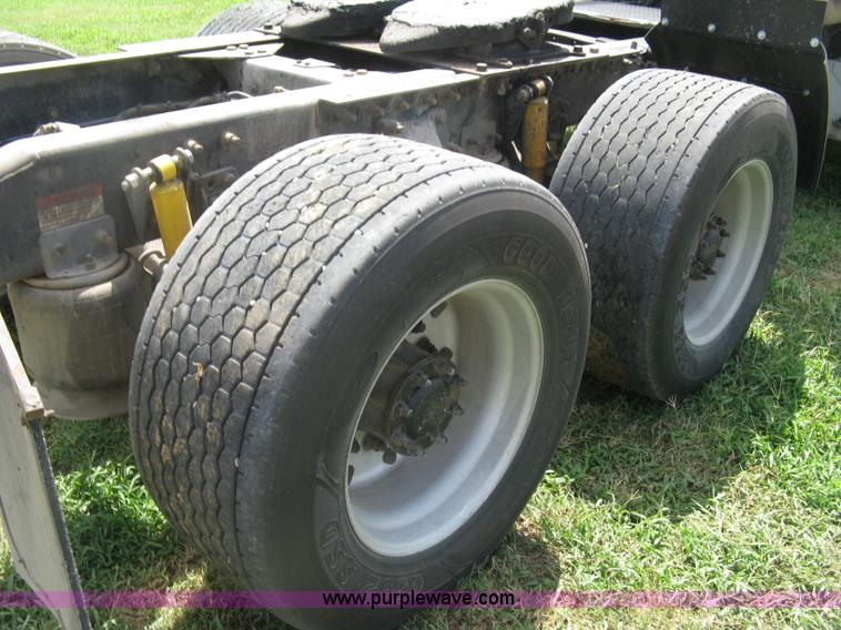 image for item K8728 2005 Freightliner Columbia semi truck