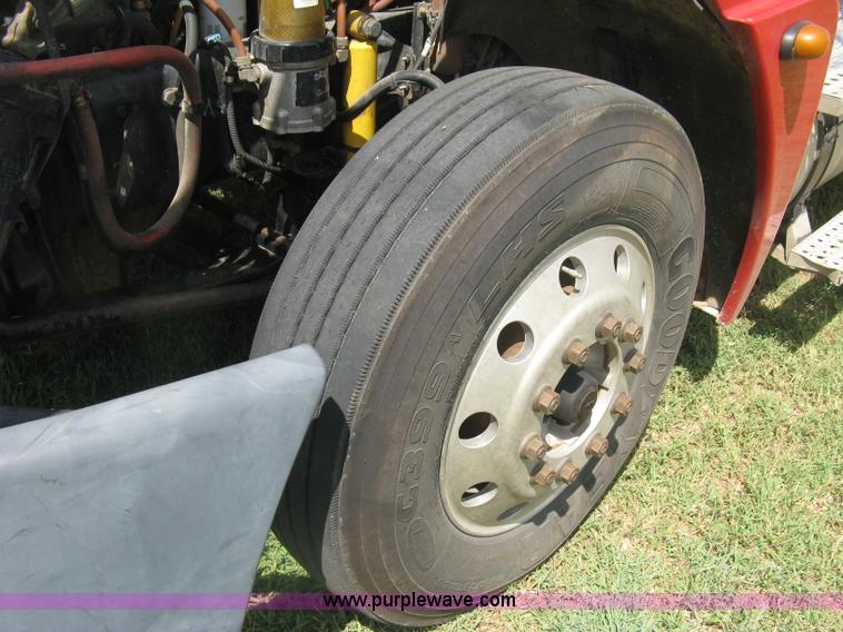 image for item K8728 2005 Freightliner Columbia semi truck