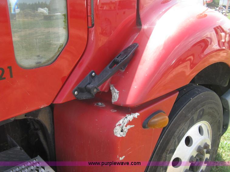 image for item K8728 2005 Freightliner Columbia semi truck