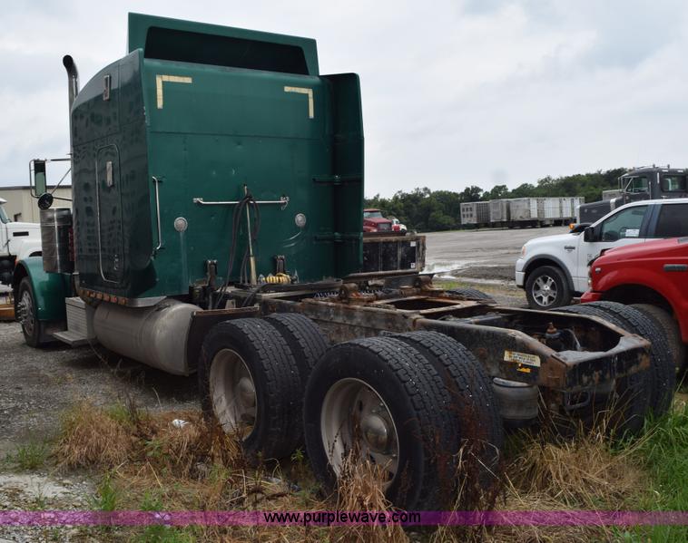 image for item L3476 1998 Peterbilt 379 semi truck
