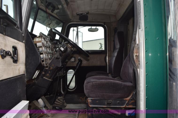 image for item L3476 1998 Peterbilt 379 semi truck