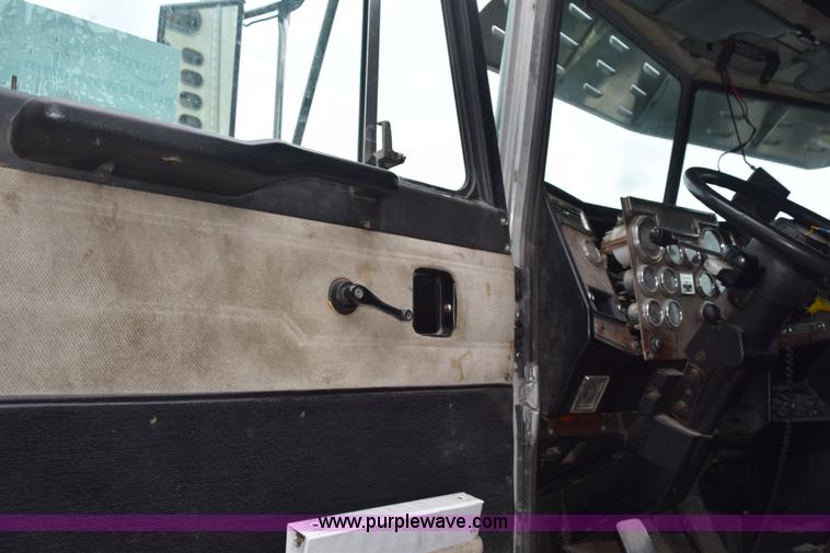 image for item L3476 1998 Peterbilt 379 semi truck