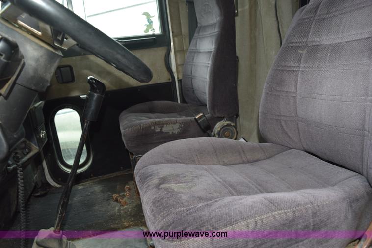 image for item L3476 1998 Peterbilt 379 semi truck