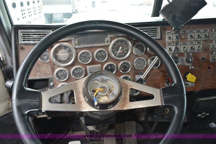 image for item L3476 1998 Peterbilt 379 semi truck