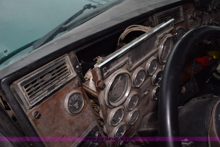 image for item L3476 1998 Peterbilt 379 semi truck