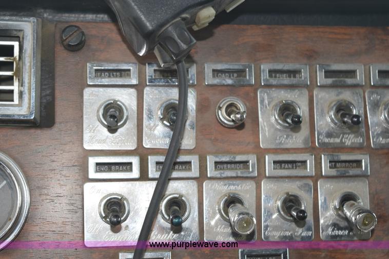 image for item L3476 1998 Peterbilt 379 semi truck