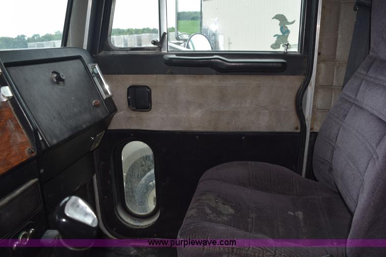 image for item L3476 1998 Peterbilt 379 semi truck