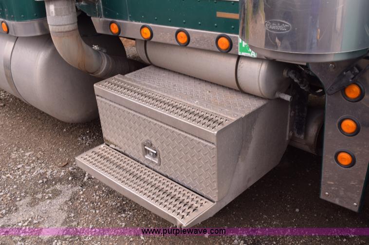 image for item L3476 1998 Peterbilt 379 semi truck