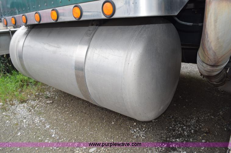 image for item L3476 1998 Peterbilt 379 semi truck