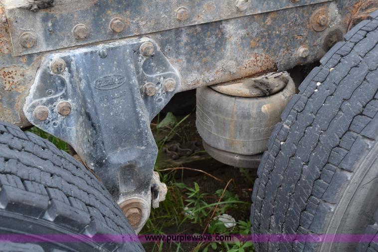 image for item L3476 1998 Peterbilt 379 semi truck