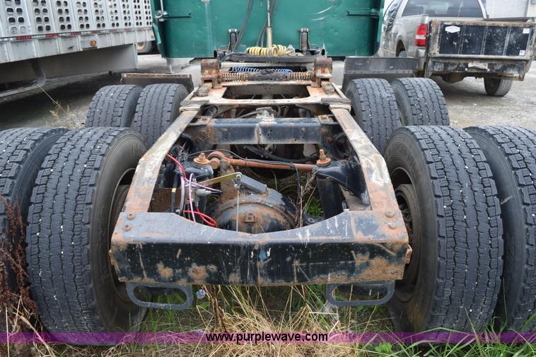 image for item L3476 1998 Peterbilt 379 semi truck