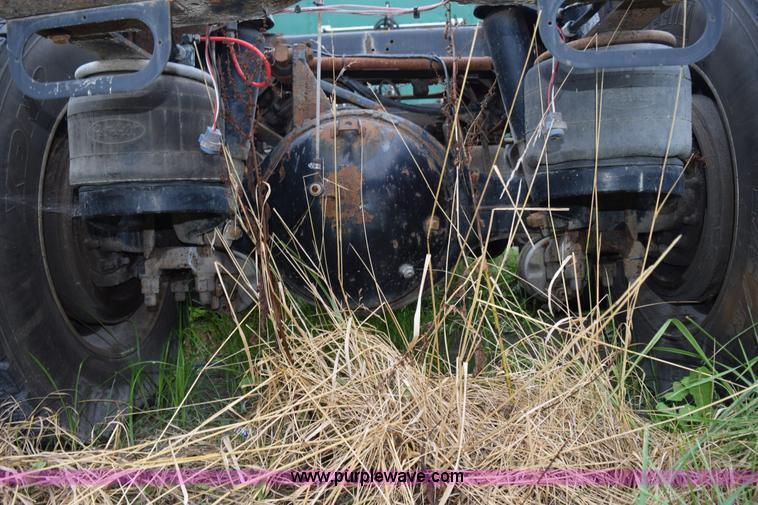 image for item L3476 1998 Peterbilt 379 semi truck