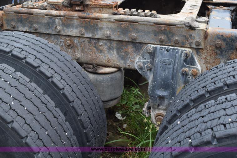 image for item L3476 1998 Peterbilt 379 semi truck