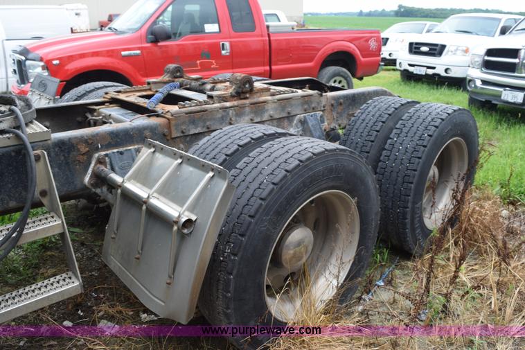 image for item L3476 1998 Peterbilt 379 semi truck