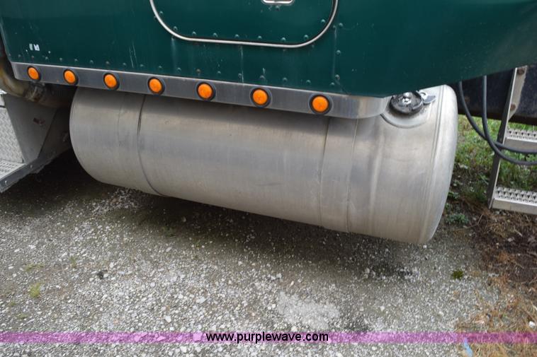 image for item L3476 1998 Peterbilt 379 semi truck