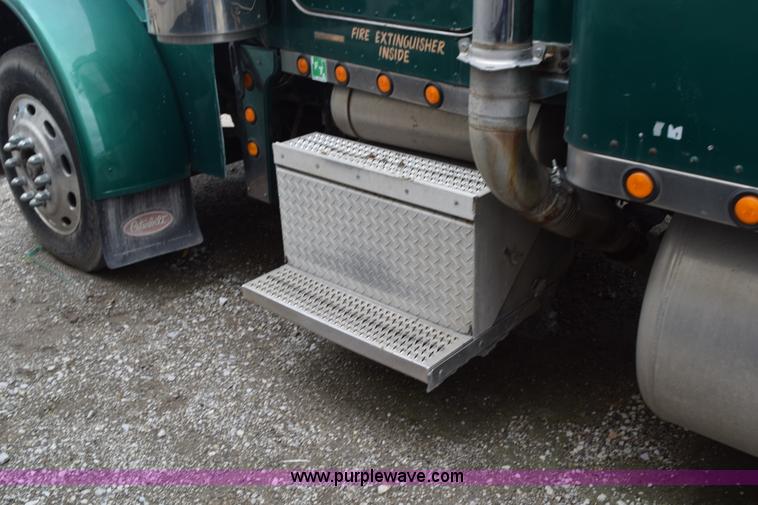 image for item L3476 1998 Peterbilt 379 semi truck