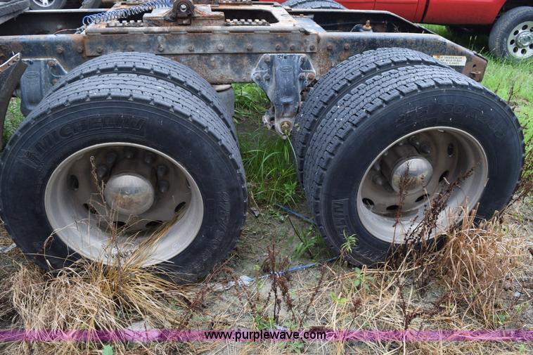 image for item L3476 1998 Peterbilt 379 semi truck