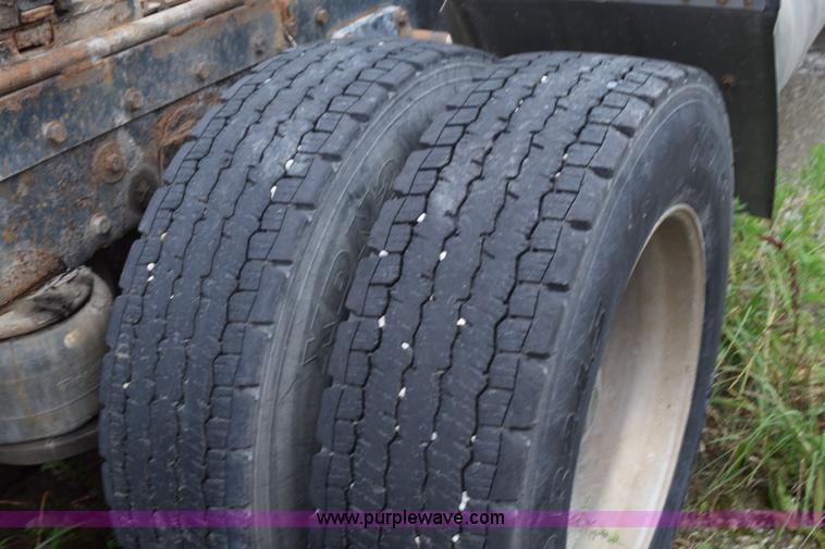 image for item L3476 1998 Peterbilt 379 semi truck