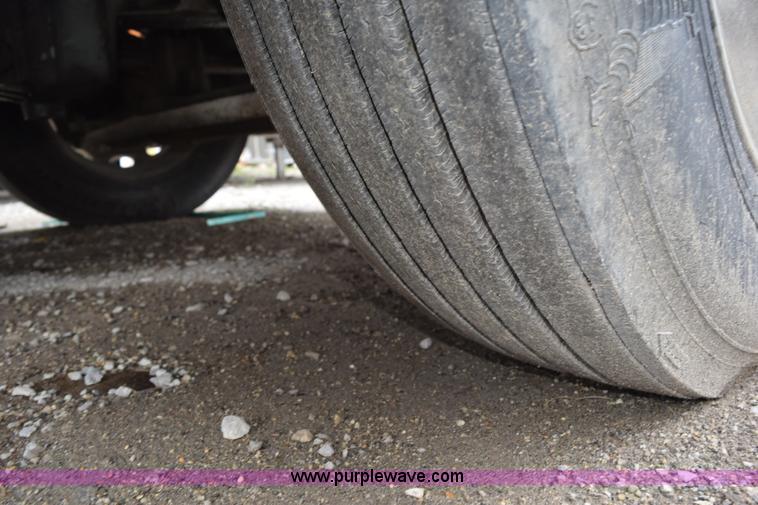 image for item L3476 1998 Peterbilt 379 semi truck