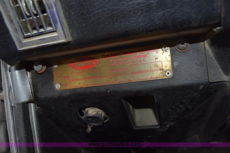 image for item L3476 1998 Peterbilt 379 semi truck