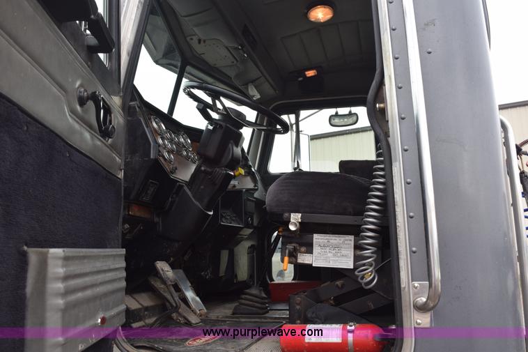 image for item L3477 2000 Peterbilt 378 semi truck