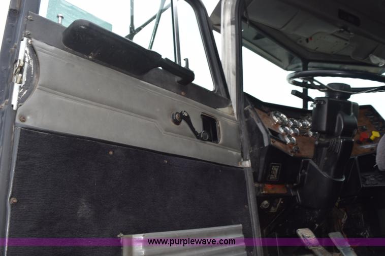 image for item L3477 2000 Peterbilt 378 semi truck