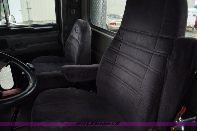 image for item L3477 2000 Peterbilt 378 semi truck