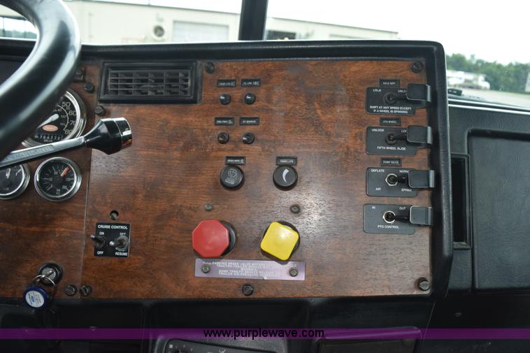 image for item L3477 2000 Peterbilt 378 semi truck