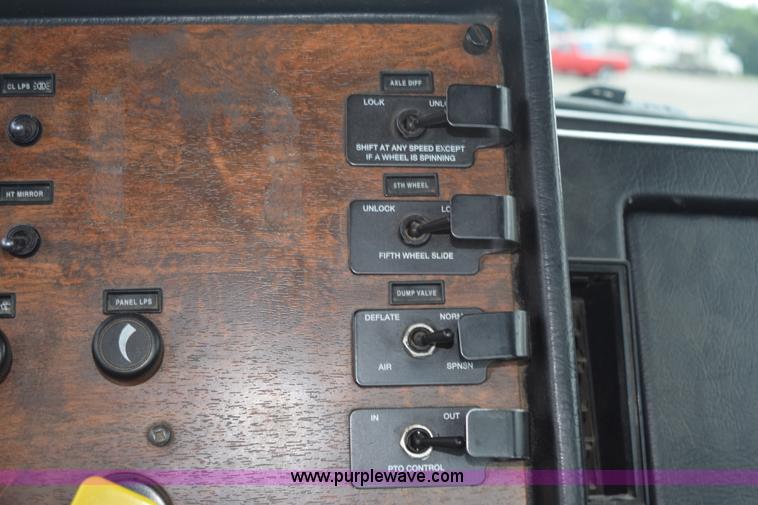 image for item L3477 2000 Peterbilt 378 semi truck