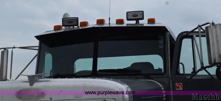 image for item L3477 2000 Peterbilt 378 semi truck